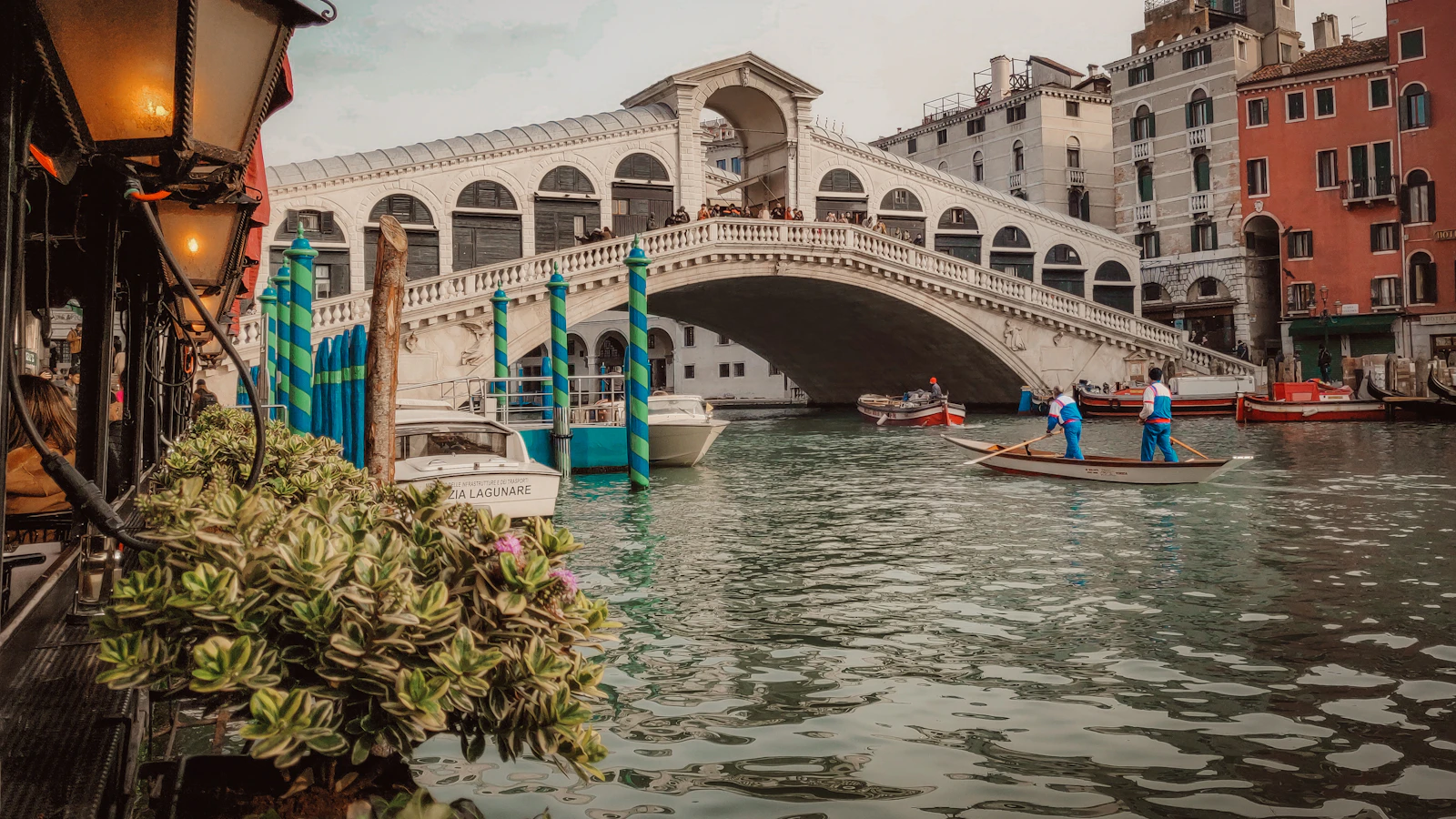 touring boats passing near Rialto Bridge
